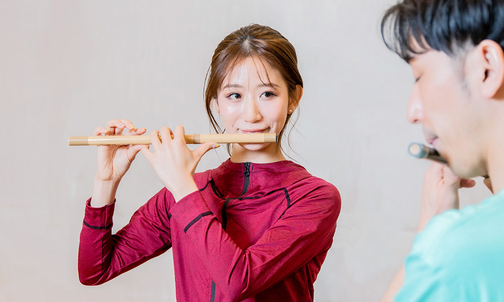篠笛を吹く女性
