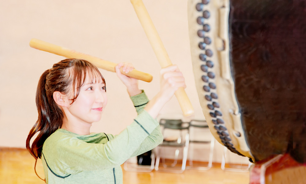 表現力良く太鼓を叩く女性