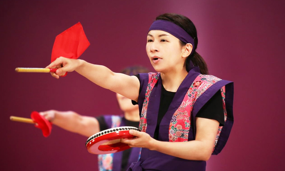 パーランクーを持って踊る女性