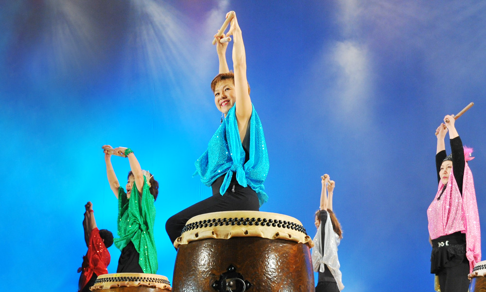 太鼓を叩きながら踊る女性達